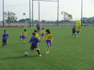 決勝大芦少年の選手は寄せが速く、ミカエルも自由にボールを持てない場面がありました。相手の対応を予測して、周りの選手が素早くポジションをとれるように練習しましょう。