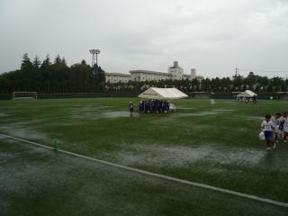 試合途中に雷雨が!!試合を中断して一時宿舎へ