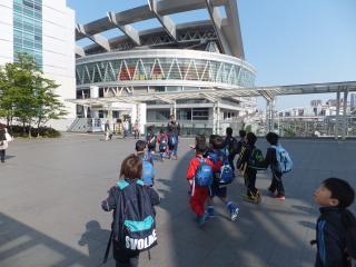 みんなで電車に乗っていきました。駅を出ると目の前に巨大な建物が!?