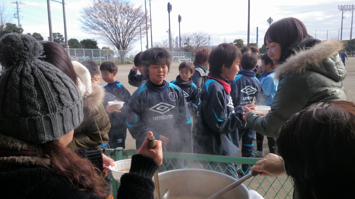 温かくて美味しい牛筋煮込みをみんなで食べました。もっと食べたい方は17号宮地交差点にある「焼肉三宝苑」で食べられますので是非ご来店ください!