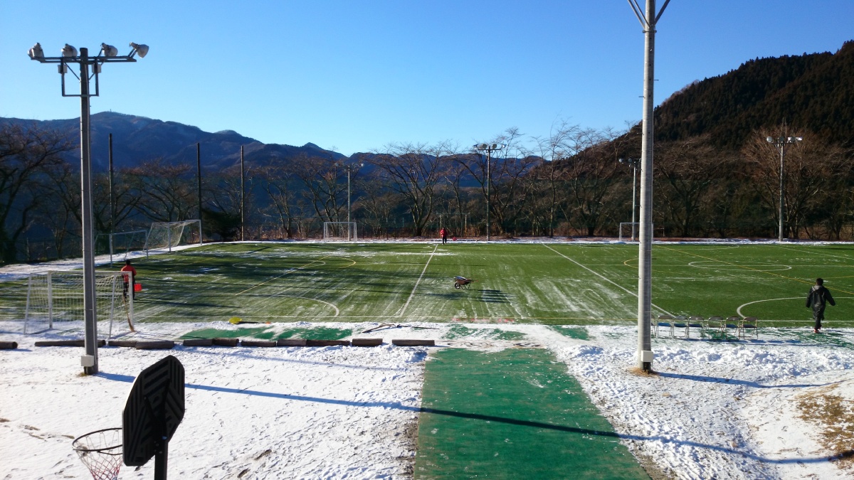 前日に雪が降りましたが早朝から雪掻きしていただきました。「天空のグランド」