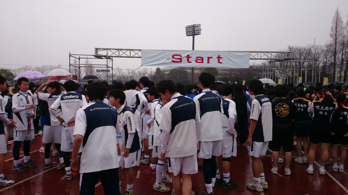 スタート間近の選手達。毎年、最後尾に屯する...