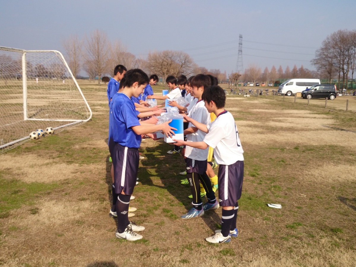 鴻巣FCジュニアユース第15期生巣立ち会を行ないました。 書ききれないほどの沢山の思い出がありますが、大会においては、ほろ苦い思い出ばかりです。 それでも一生懸命にプレーしたことは長い人生の中でも大切な思い出にしてほしいと願っております。 また、保護者の皆様には長い間ご支援ご協力をいただき心より感謝申し上げます。 本当にありがとうございました