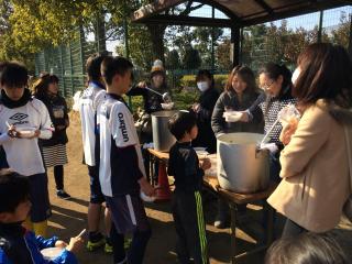 「焼肉三宝苑」さんのご好意による牛すじ煮込みをみんなでお腹いっぱい食べました。 ご協力いただいた保護者の皆さん ありがとうございました。