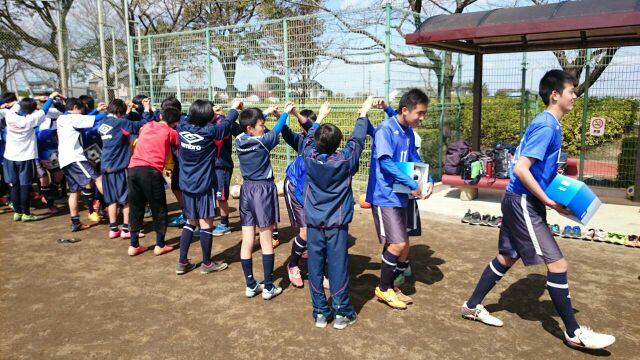 鴻巣FCジュニアユース第17期生巣立ち会を行ないました。 クラブリーグ最後の3連戦は、選手達の頑張りと練習の成果が出て3連勝することが出来ました。そのうち2試合は逆転での勝利で、精神的な成長を見ることもでき、もっと高みに向けて彼らと一緒に試合したい気持ちでいっぱいでした。 これからも、何事にも最後まで諦めずチャレンジし続けてほしいと願っております。また、保護者の皆様にはあたたかいご支援ご協力をいただき心より感謝申し上げます。 本当にありがとうございました。